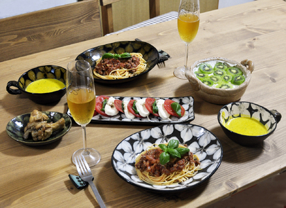色おまかせ！スリップウェアのカレー皿(2枚・花柄)温かみの感じられるお皿！色味をお任せ！