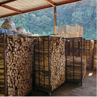 ふるさと納税 鬼北町 【人工乾燥薪】火力が違う!「鬼の薪中太(広葉樹ミックス)」3箱セット(約60kg)【複数個口で配送】 |  | 03