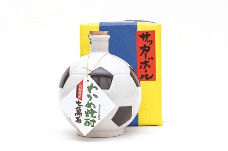CA007 山﨑本店酒造場 サッカーボール型ボトル わかめ焼酎 720mL [ 焼酎 サッカー ギフト 贈り物 かわいい 陶器 置物 プレゼント 長崎県 島原市 ]