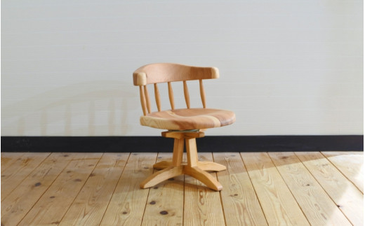 紀州スギの回転コシローチェア / 和歌山 田辺市 龍神村 紀州杉 紀州スギ 杉の木 杉 スギ 桜 サクラ 椅子 ローチェア チェア 回転椅子 回転チェア 家具【gwo020-1】