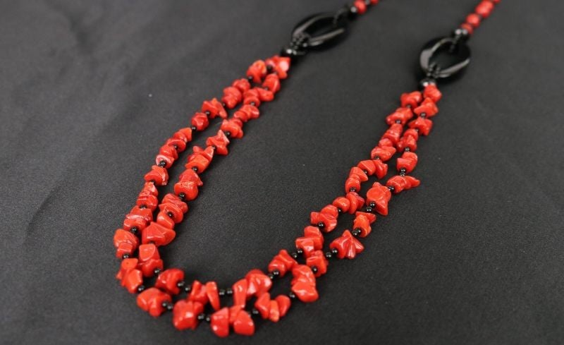 
            赤珊瑚とオニキスのロングデザインネックレス アクセサリー ネックレス ジュエリー 珊瑚
          
