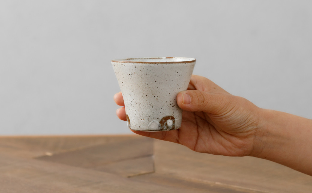 動きのある化粧土の景色や、柔らかな鉄粉の表情など、味わい深さが魅力の作品です。手にしっくりとなじみます。