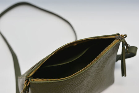 益子の革工房maharoのショルダーポーチ　ワイド（S）オリーブグリーン｜栃木県 益子町 ふるさと納税 ショルダーポーチ ワイド 牛革 手作り（AX108-4）