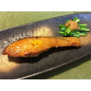 ふっくら柔らか!宮城県南三陸サーモン、塩銀鮭・小分けタイプ3切れ×5袋＆ひとめぼれ米2合のセット【配送不可地域：離島】【1631949】