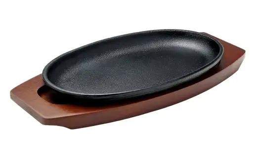 トキワ鉄器 ステーキ皿 （ 木台タイプ ） IH対応 小判大 30cm 301 くわな鋳物 職人 蓄熱性 保温力 プレート お皿 皿 食器 オシャレ 日常使い 重厚感 伝統 匠の技 鉄板 食卓 家庭用