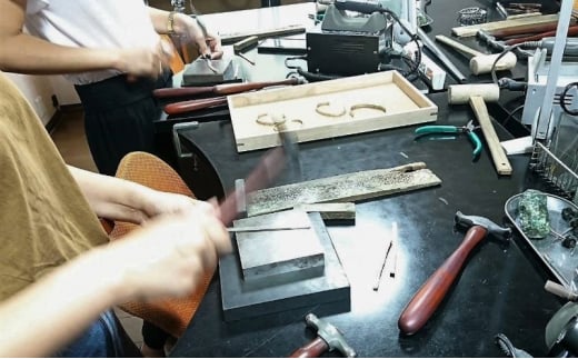 彫金 シルバー 槌目バングル 制作 体験 コース 1名 シルバー950 SILVER  アクセサリー ジュエリー ペア シンプル 一点もの かわいい おしゃれ プレゼント ギフト 贈り物 ふるさと納税