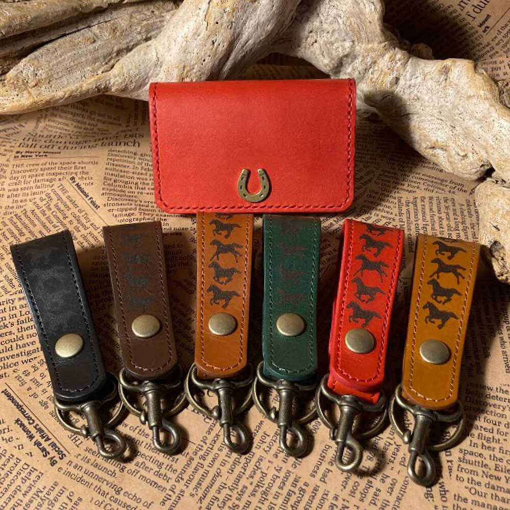 【ふるさと納税】【選べるカラー】蹄鉄付き名刺入れ（レッド）＆馬九いくキーリング / 競馬 馬 競走馬 本革 名刺入れ 革小物 ハンドメイド レザー 雑貨 日用品 / 栗東市 / 株式会社ブルズエフ[BIAU023]