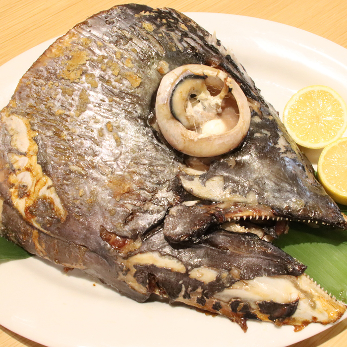 メバチマグロ兜 頭半割1個分（1kg） 1/2カット×1個 [0015-0069] 1/2カット１個