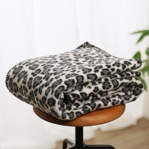 ヒョウ柄・レオパード柄のコットンハーフブランケット 　リビングブランケットとしてお昼寝にも。【1496604】