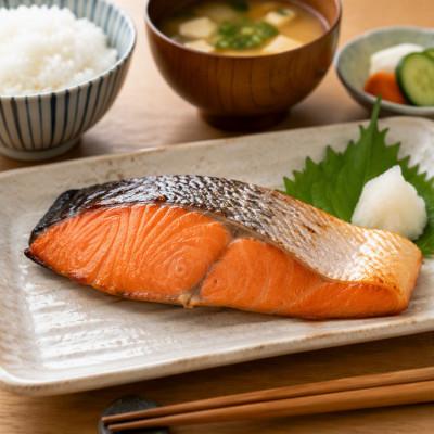 ふるさと納税 斜里町 【知床天然鮭】甘口 鮭切り身セット 職人手切り 個包装 8パック入り