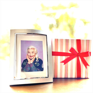 シニア向け出張撮影【小田原市在住のモデルさん限定】【ヘアメイク メイク 仕度手伝い プレゼント 親孝行 写真 写真撮影 写真加工 2Lプリント フォトフレーム 美肌加工 記念 記念撮影 記念写真 予約制 事前予約 写真データ 神奈川県 小田原市 写真】