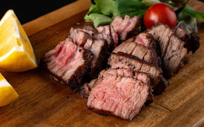 【全3回定期便】熊本県産 あか牛 ステーキ用ヒレ肉(約600g)、ロース肉(約800g) 計約1.4kg / 牛肉 国産 セット 食べ比べ【合同会社 たべたせいか】 [BHBY029]