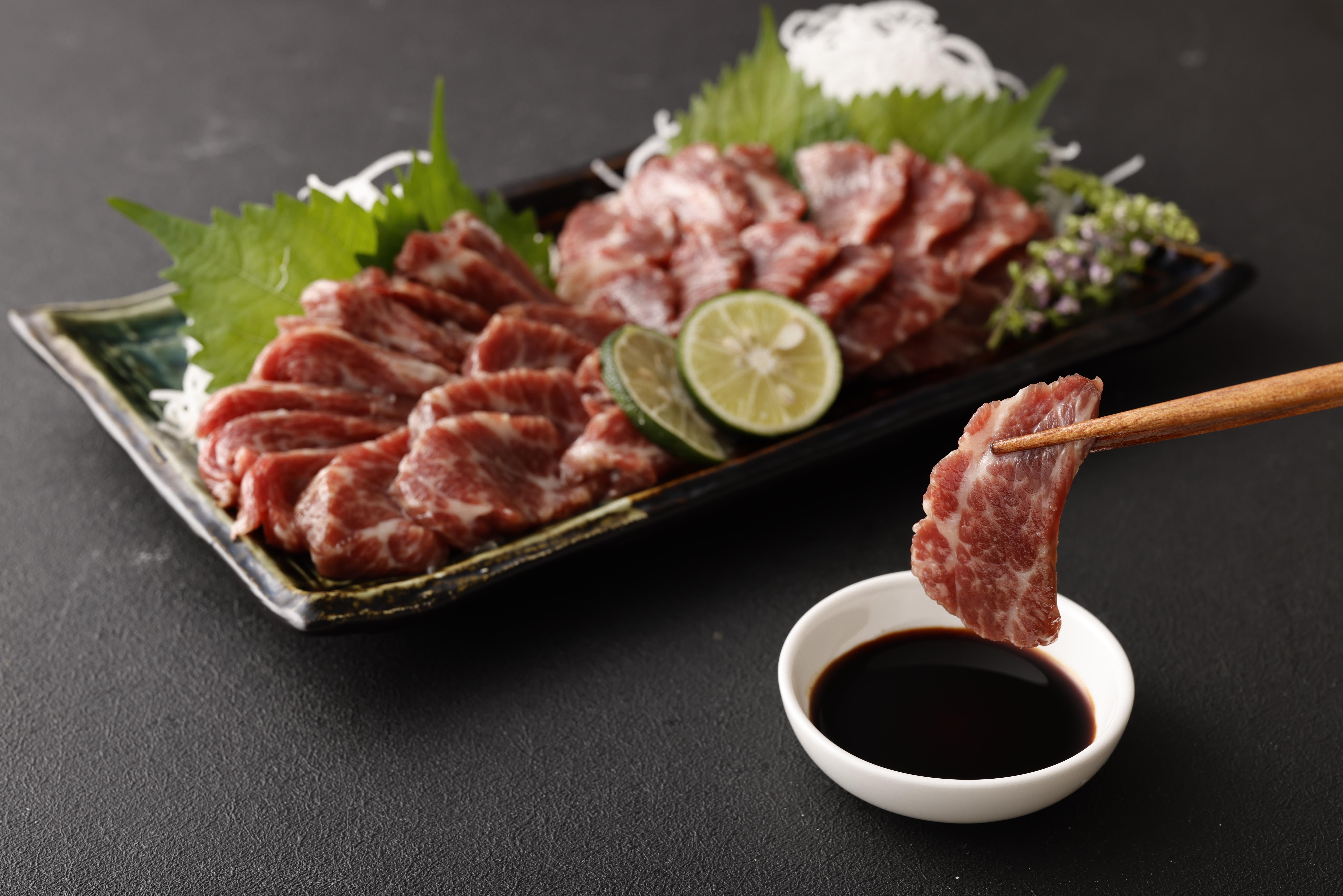 熊本 馬刺し 霜降り(中トロ) 300g＋馬肉ユッケ 300g 合計600g セット ユッケたれ 小袋たれ 小袋生姜付き 2種セット