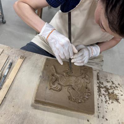 ふるさと納税 高浜市 贈り物、玄関飾りに最適、三州鬼瓦工芸品、伝統工芸士の鬼師kumiが作る開運を招く干支瓦「午」 |  | 03