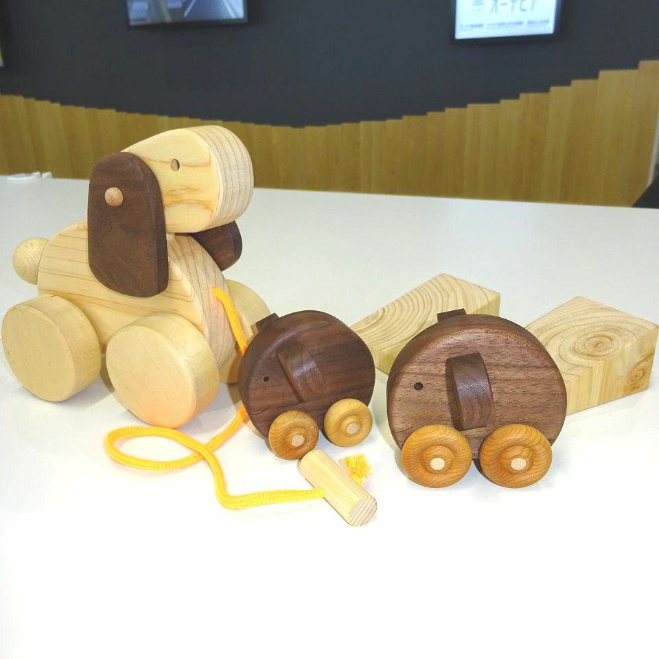 【ふるさと納税】 木製 おもちゃ おさんぽワンちゃん くるりんぱ 親子 セット ( ブラウン ) 木製玩具 玩具 木 自然 木材 木のおもちゃ ギフト 贈答用 プレゼント お祝い 出産祝い 誕生日 高知県 黒潮町