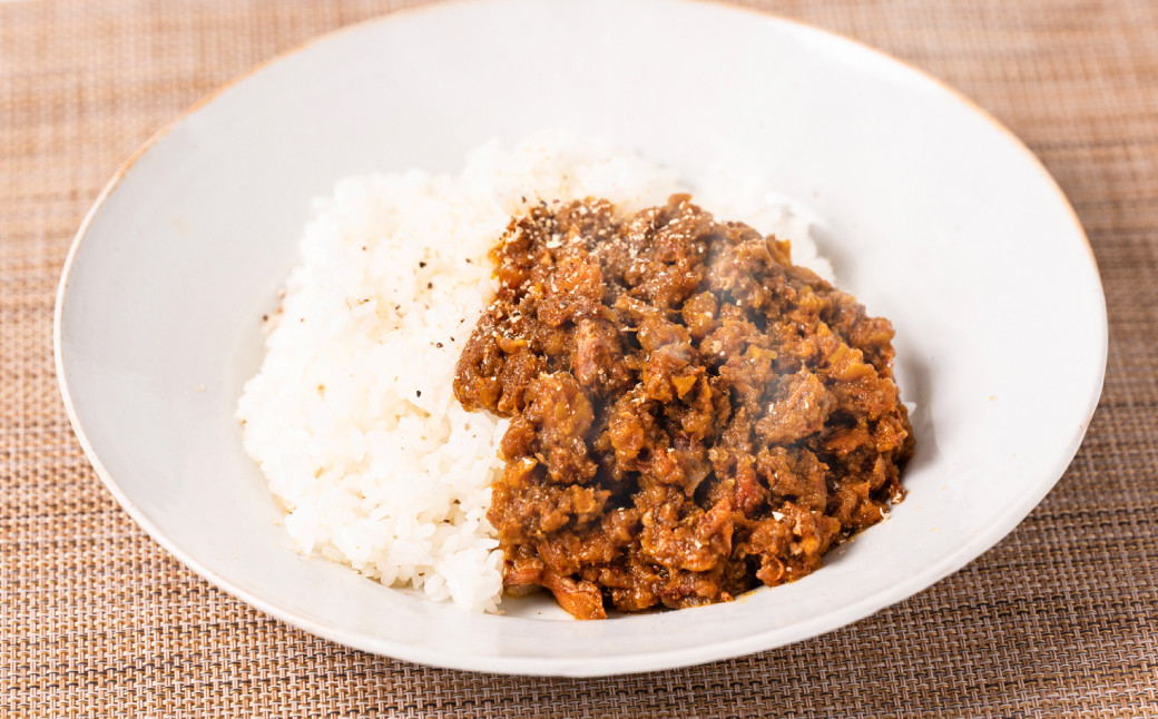 濃厚な旨味が特長のチキンカレー