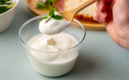 「ZIP!にて紹介」【定期便12ヶ月×月２回】ＹＵＤＡ「プレミアム湯田ヨーグルト」加糖 ２個