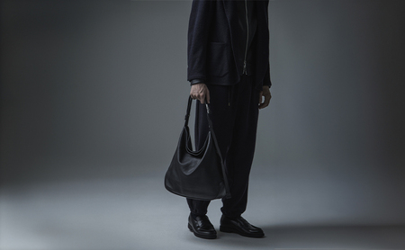 ソフトシュリンクレザー アジャスタブルショルダーバッグ 鞄 かばん バッグ ショルダー 肩掛け 斜め掛け PCポケット デイリー 牛革 レザー 東京都 文京区 ブラック