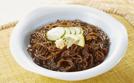 久米島海洋深層水使用！久米島もずくうどん4人前＆もずく1袋入りギフトセット×2セット モズク 饂飩 麺 お中元 お歳暮 お取り寄せ お土産 特産品 つるつる もちもち のどごし お子さま 老若男女 ミ