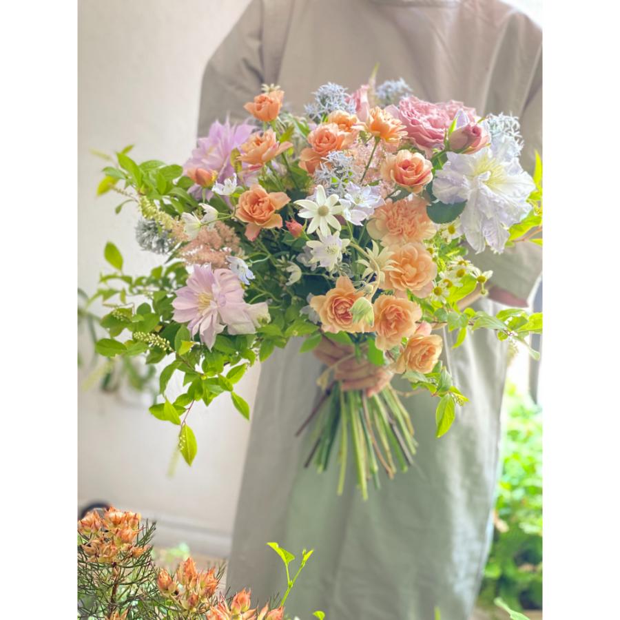 ＜gente 並木容子＞季節のブーケ 初夏の枝と草花ブーケ　お届日指定必須（25年6月21日(土)～6月23日(月)）