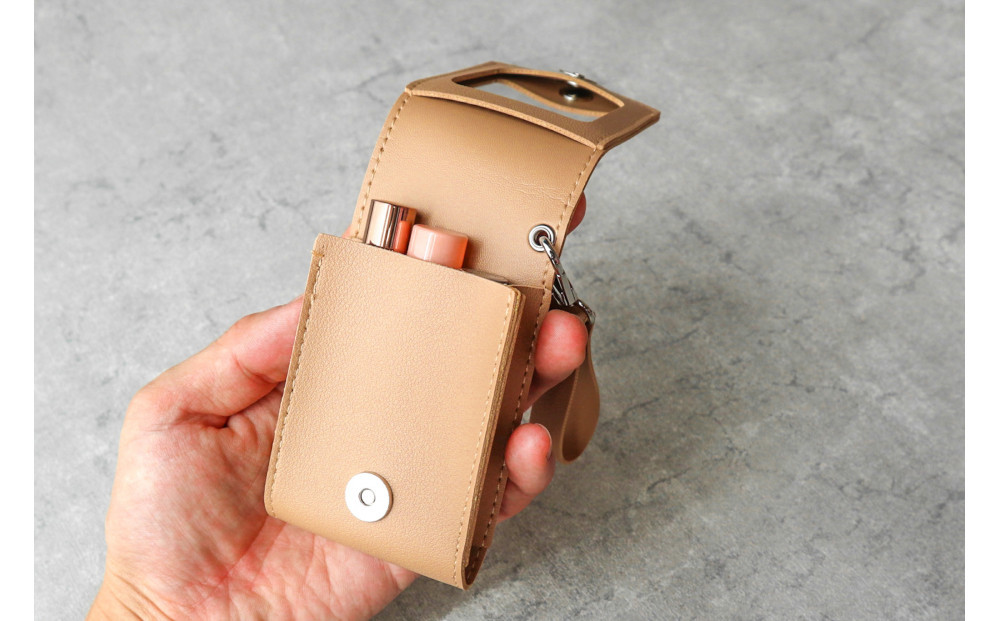 【ベージュ】毎日の“ときめき”を仕込めるリップケース　リップクリームホルダー　キーホルダーストラップ【ミラー付き・3本入る】