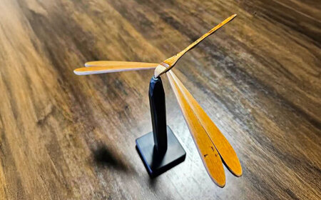 百年煤竹 トンボ細工（大）土台付き 竹細工 サステナブル 古材活用 工芸品 インテリア 島根県雲南市/株式会社CRAFT奥出雲[AIAP005]