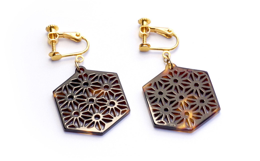 【べっ甲】亀甲型イヤリング（麻の葉）