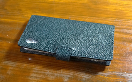 本革製手帳型iPhoneカバー iPhoneXR用 ＜ブラック＞ 国産牛ヌメ革 スマホ 手帳型 カバー iPhone iPhoneXR 本革 レザー 革製品 ハンドメイド 黒 ブラック F6L-252