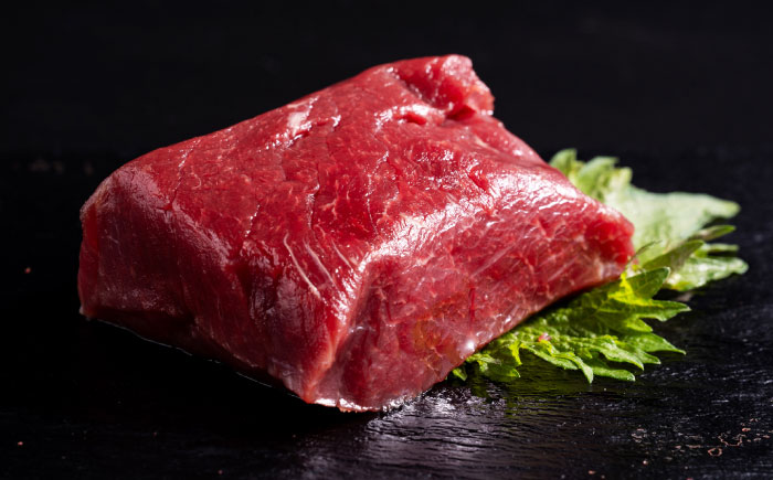 【全6回定期便】 赤身 馬刺し 1kg (100g×10P)  【合同会社　長岡フーズ】 [ZFR015]