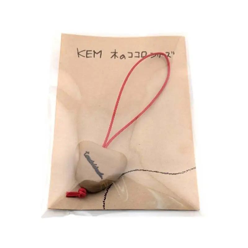 【ＫＥＭ】touchWood 「マスコットファスナー」（ホウ（紐色・赤）） HOKKAIDO WOOD 木製 マスコツトファスナー 自然 目印 プレゼント F6S-449