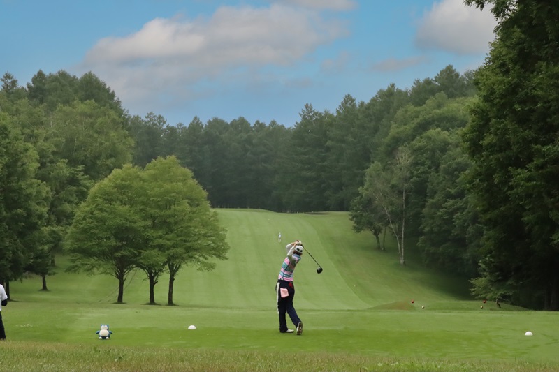 旭川国際カントリークラブ 土日祝日 1ラウンド券 ゴルフ ゴルフ場利用券 北海道 愛別町