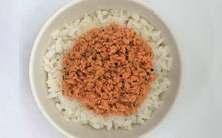 リピーター多数! 鮭フレーク ブラックペッパー入 12本 長根水産 国産 焼鮭 紅鮭ほぐし 三陸沖 瓶 サケ シャケ しゃけ フレーク 鮭 ロングセラー 手作り 手作業 おかず 非常食 保存 常温 朝