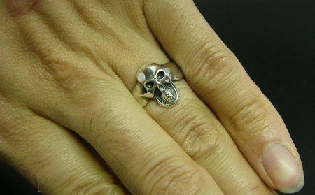 Small skull ring スモール スカル リング ｜ 指輪 小ぶり で さりげなく 身に着ける ことができる スカル 初心者 に おすすめな 一品 です シルバー アクセサリー 髑髏 モチー