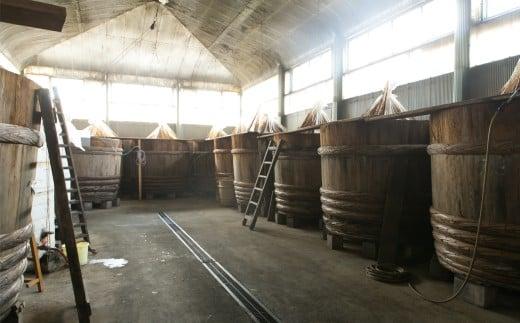 プラスティックやステンレスの桶とは異なる、「百年木桶」ならではの味わいを。創業100年以上続く、希少な木桶仕込みの伊勢藏6点セット（丸大豆醤油200ml、白醤油200ml、香るぽんず360ml、香るつ