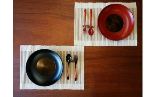 朱と黒の2色展開です。