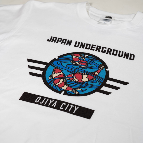 
            小千谷市マンホールTシャツ（白）【4サイズから選択】 錦鯉デザイン TAK JAPAN 【0037-0001SV00-01】
          