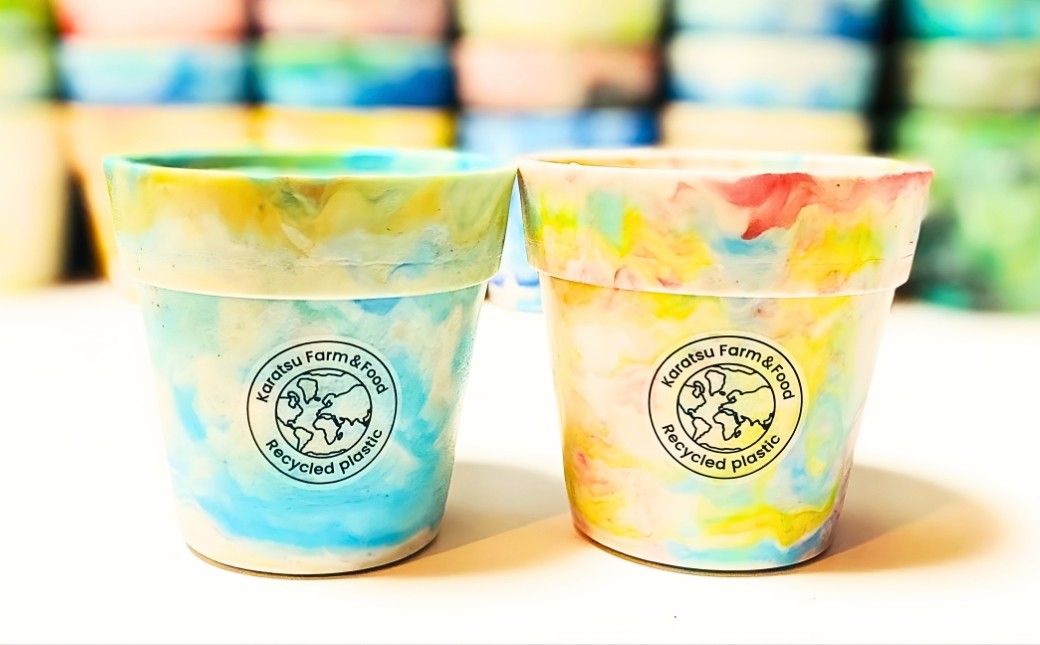 循環から生まれた、世界にひとつの色合い。
地域で回収されたペットボトルキャップ100％から生まれたフラワーポット。