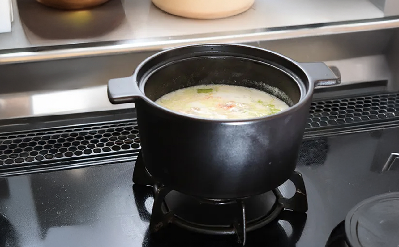 【萬古焼（ばんこやき）】円形デザインがスタイリッシュな一人用サイズの西洋土鍋 4th-market  コッタ ロンドキャセロール(S) 赤1個【鍋、土鍋、煮物、スープ、万能、おしゃれ、かわいい、結婚祝