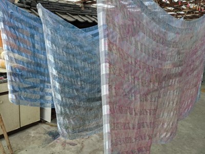 墨流し染 シルク ネクタイ (青羽根柄)／染美堂 一点物 絹 シルク 現代風 アート サテン織 贈り物 上品 奈良県 葛城市【snbd009】