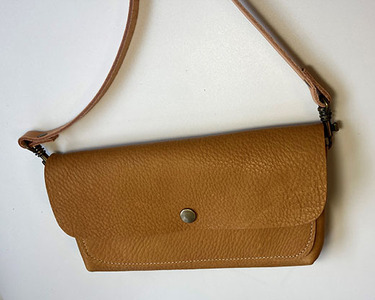 【八幡レザー 】お財布ポシェット（キャメル）【DP03SM】