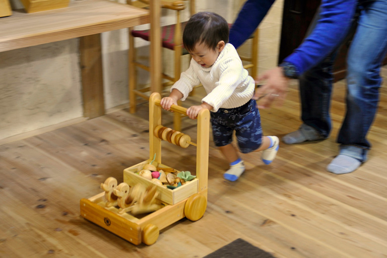 【木のおもちゃ】ピヨピヨておしぐるま 名入れ可能