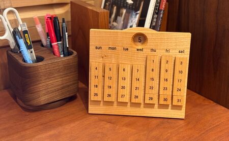 無垢材の万年カレンダー