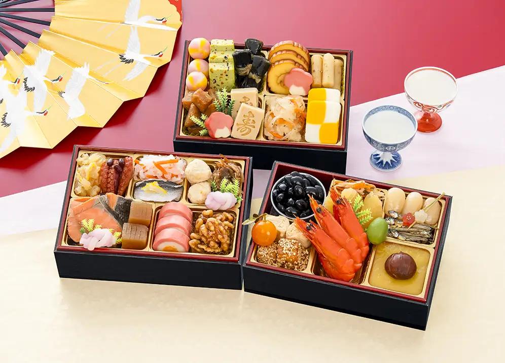 【八女市限定】千賀屋謹製 2027年 迎春おせち料理「金千華」 おせち 三段重 厳選食材使用 冷蔵 解凍不要 冷蔵お届け 冷蔵配送 家族団欒 老舗料亭監修 人気 グルメ 食品 年内お届け 年内配送 1