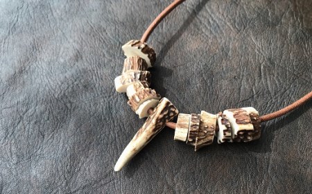 鹿角の不揃いビーズネックレス【茶】ペンダント アクセサリー エスニック 小物 エキゾチック 民族風 奇抜 派手【R00269】