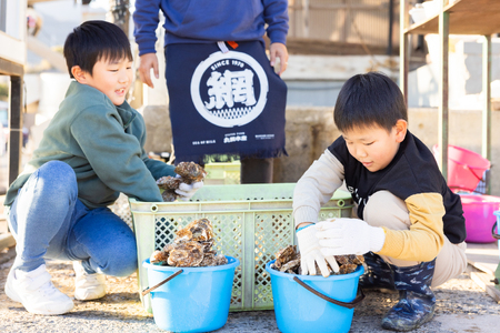 広島県大竹市玖波産 カキ小屋くばおうお食事券＜60分食べ放題＋バケツ詰め放題＞1名様 [2381]