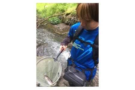 囲炉裏付き古民家に泊まり、ベテラン釣り師と渓流釣りに挑戦!