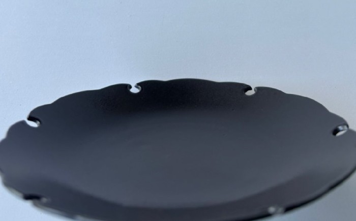 雪輪文様をシンプルに黒セミマットのプレートに