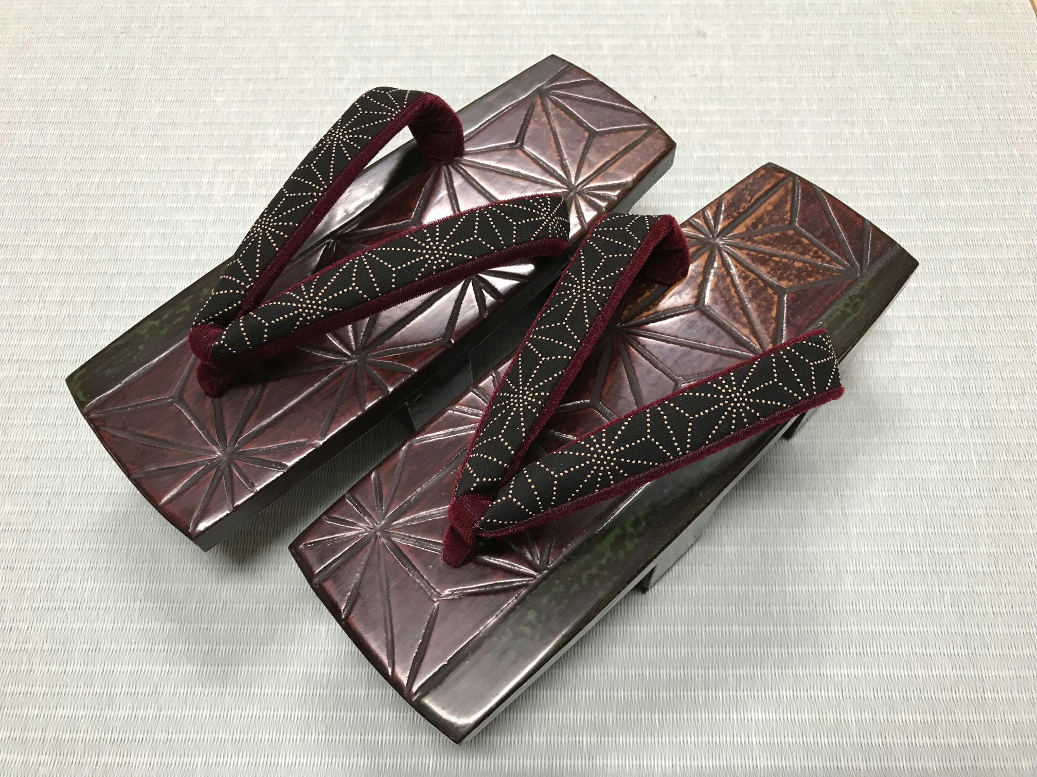 
【 桐下駄 】 芳町三味型 M判 麻の葉柄彫りソフト付き 麻の葉柄印伝花緒 ( 22～23.5cm ) 下駄 げた ゲタ 履物 靴 くつ [BL036ci]
