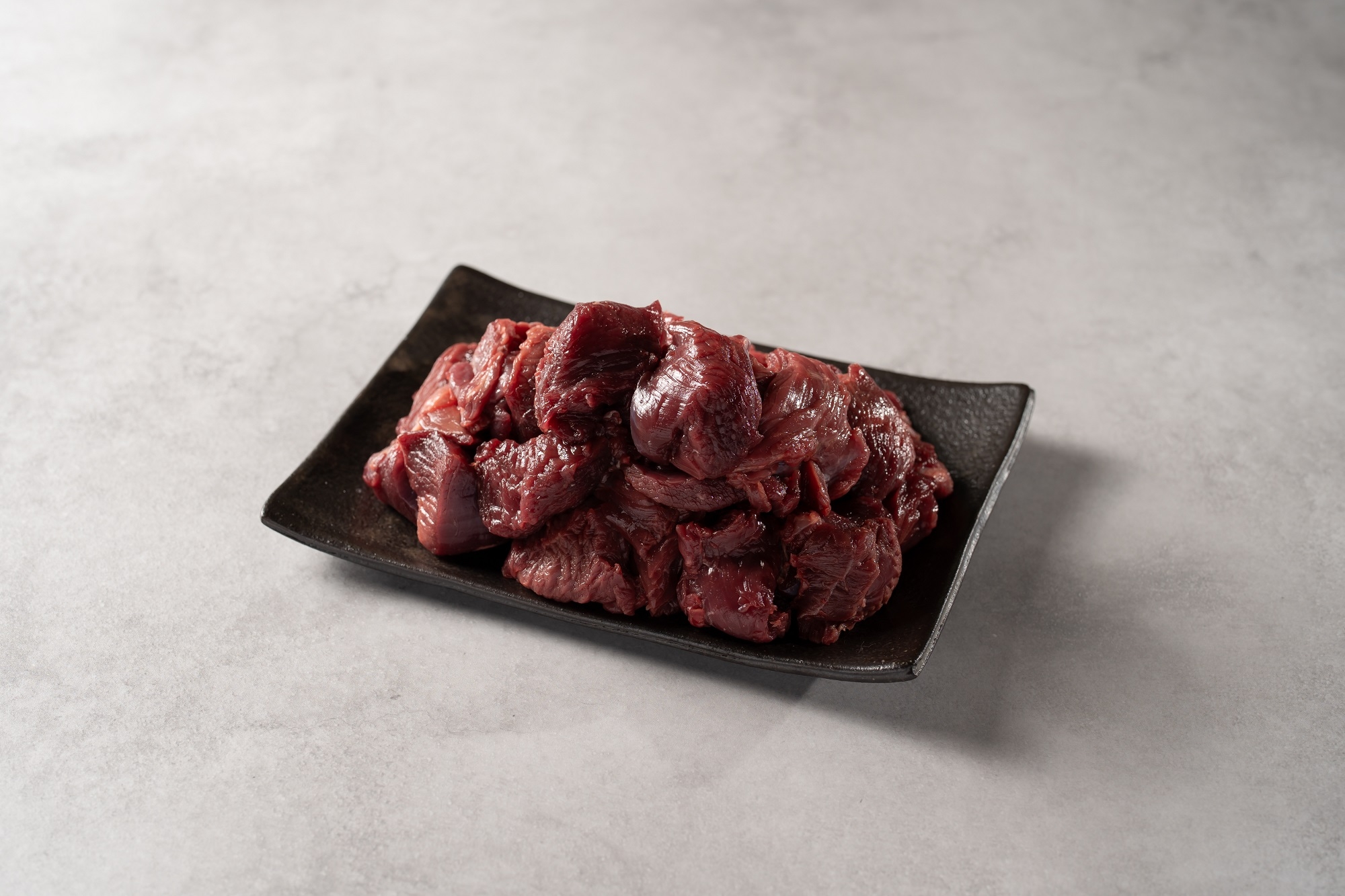 
                  四国カルストの麓で育った鹿肉ぶつ切り（500g×2P）　ジビエ お手軽 おつまみ 鹿 シカ 獣 贈答 切り落とし 切落し
                