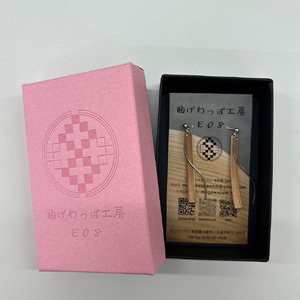 【曲げわっぱアクセサリー】ウェーブタイプ（細長デザイン）ピアス真鍮タイプ　【65P6011】